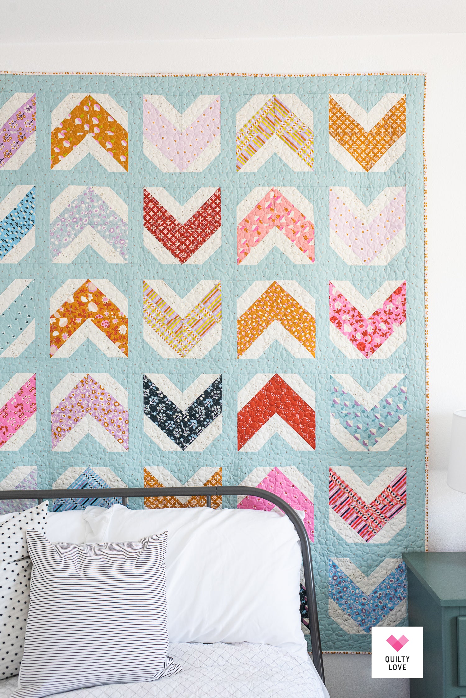 Modern arrow hot design crib quilt